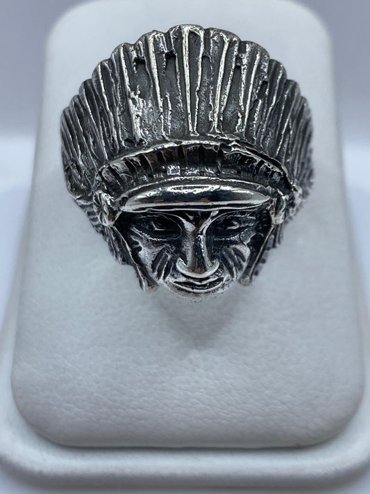 Anillo de plata .950 con guerrero prehispánico y tocado de plumas, frente en relieve profundo