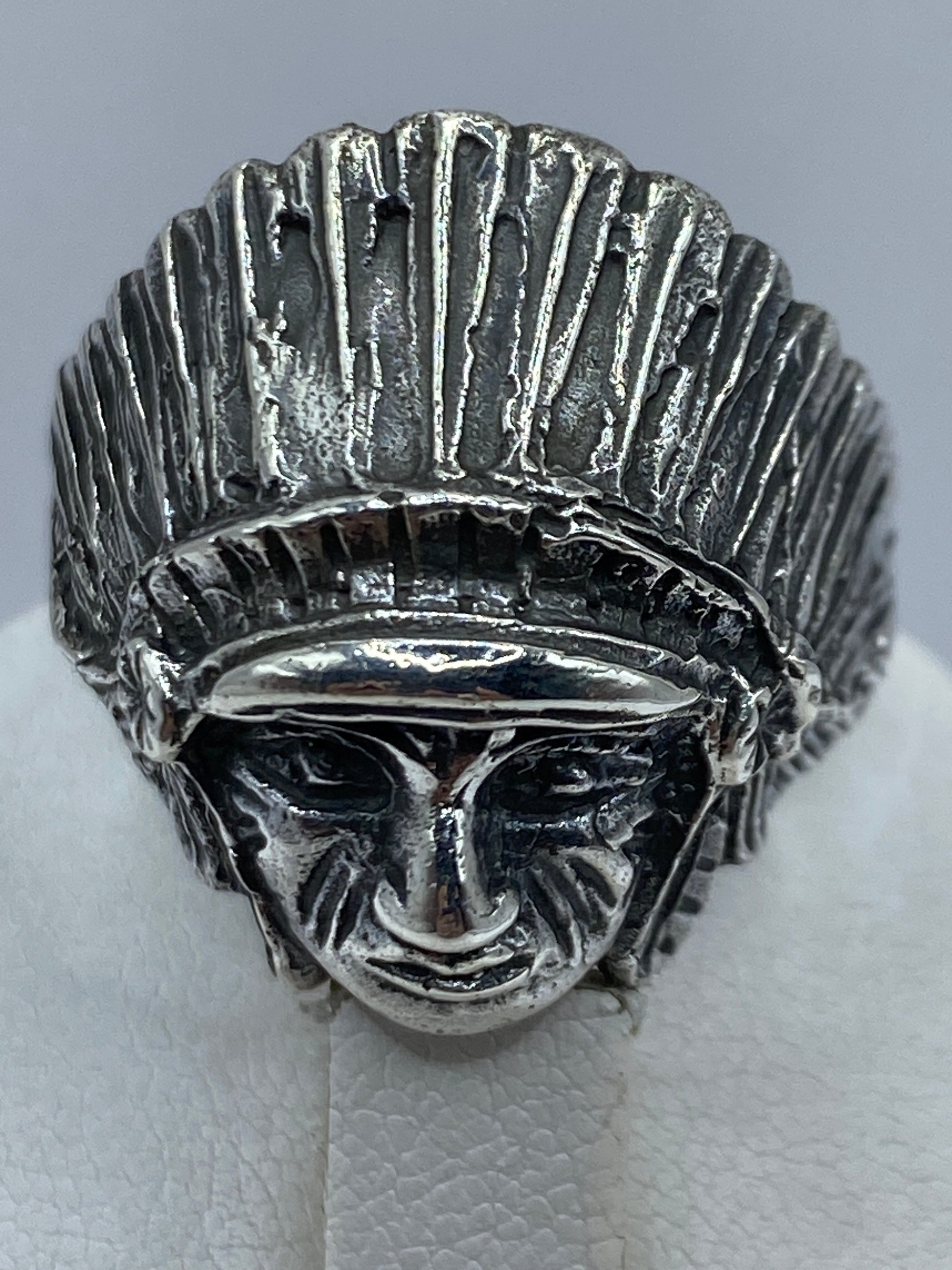 Detalle del guerrero prehispánico grabado en plata .950, tocado ritual de plumas