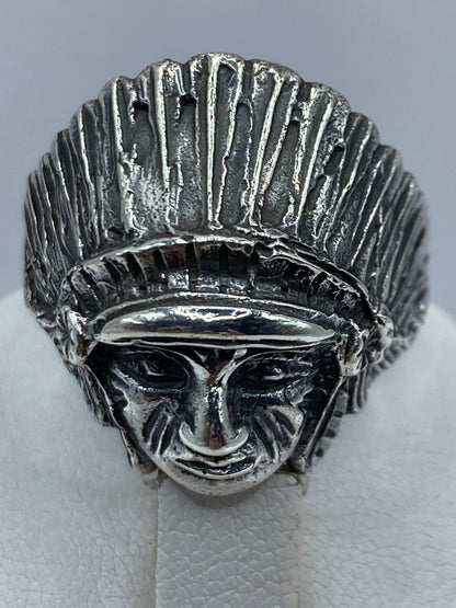 Detalle del guerrero prehispánico grabado en plata .950, tocado ritual de plumas