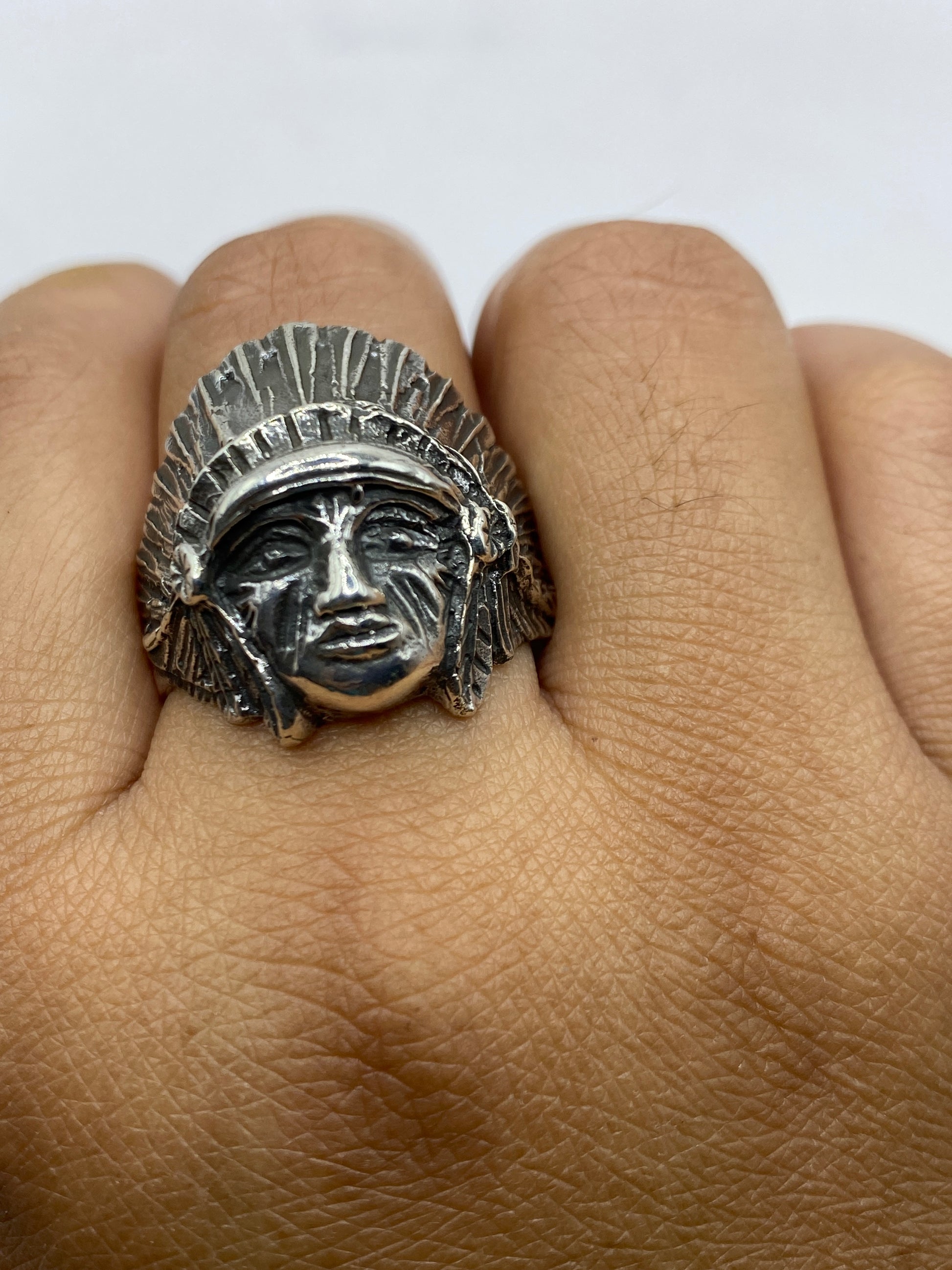 Anillo en la mano mostrando presencia sustancial y sello .950 en el interior