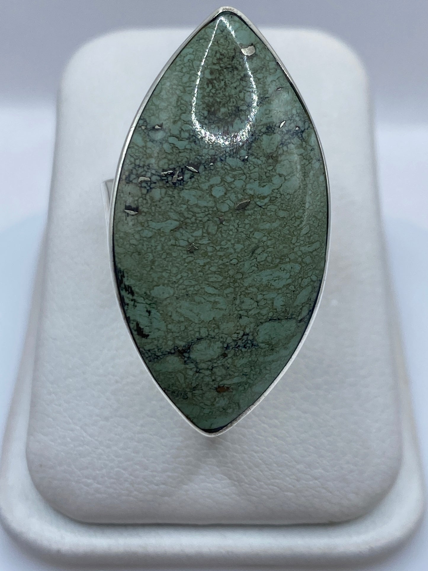 Anillo solitario de plata .950 con malaquita verde natural en forma de gota