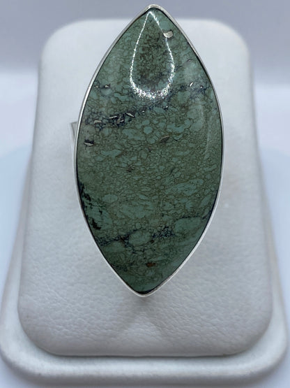 Anillo solitario de plata .950 con malaquita verde natural en forma de gota