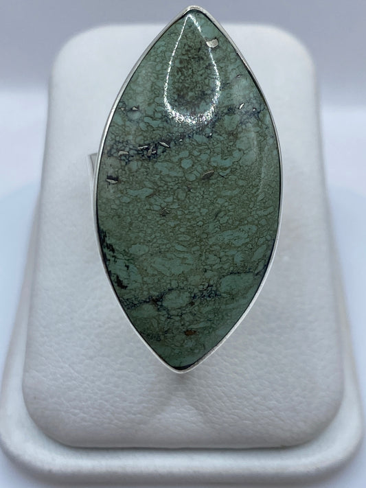 Anillo solitario de plata .950 con malaquita verde natural en forma de gota