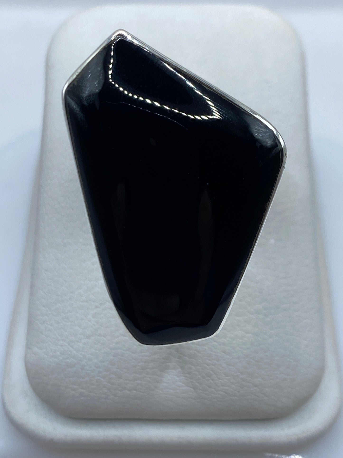 Anillo de plata .950 con ónix negro pulido en estuche de presentación