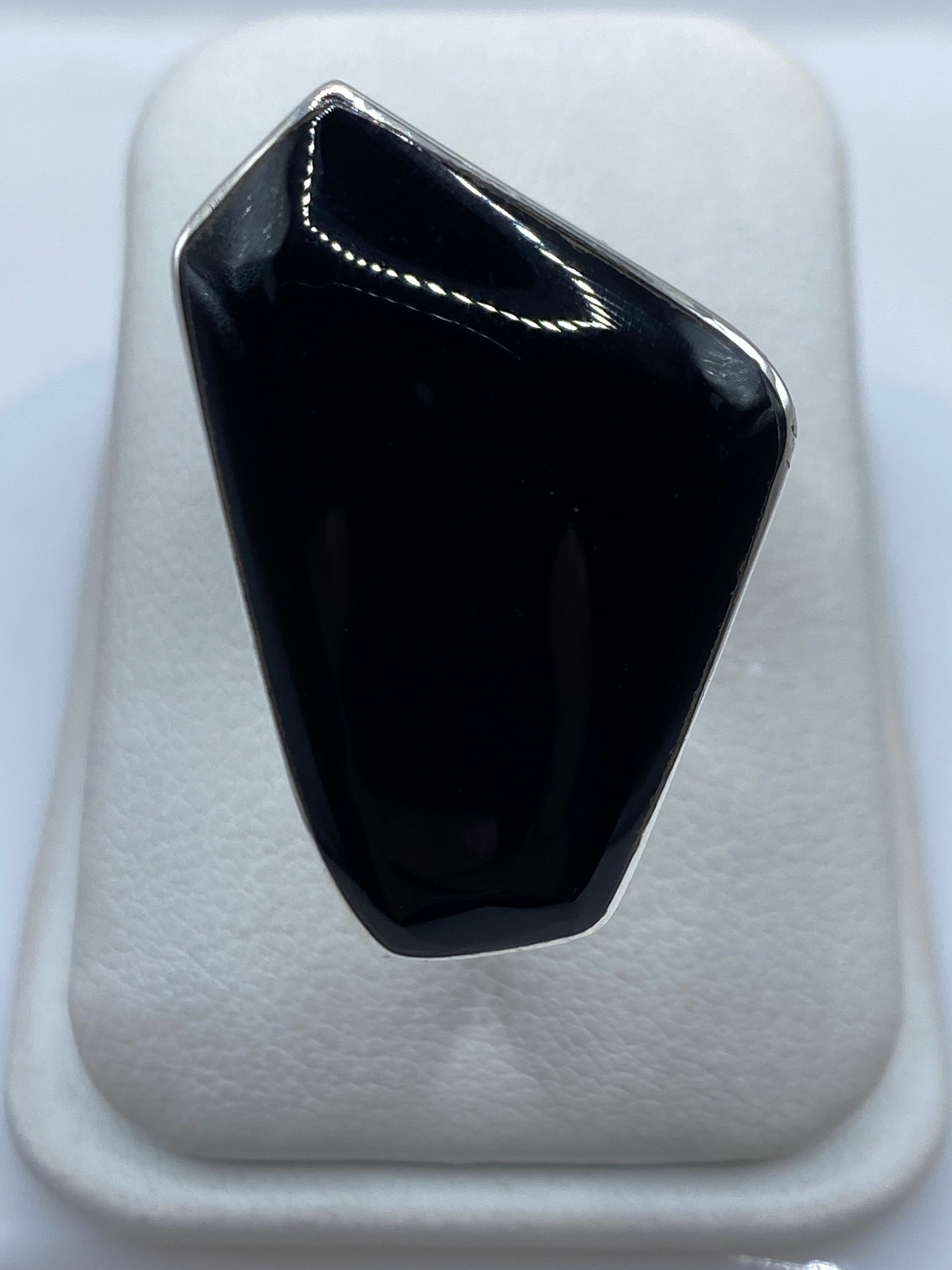 Anillo de plata .950 con ónix negro pulido en estuche de presentación