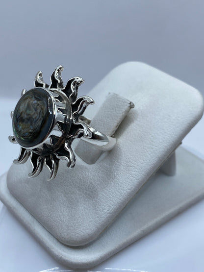 Anillo ajustable de plata escultural con motivo solar, usado en el dedo