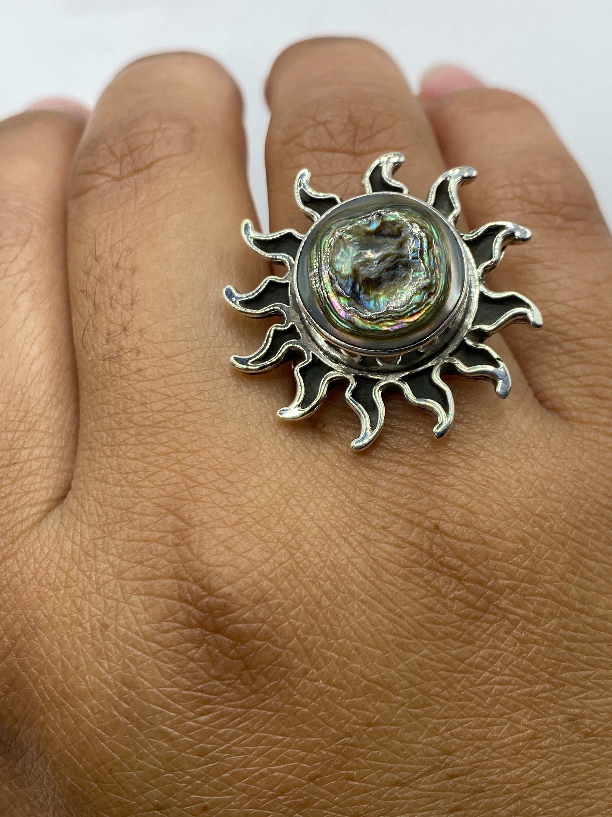 Anillo de plata con peso de 11 gramos en balanza, mostrando autenticidad