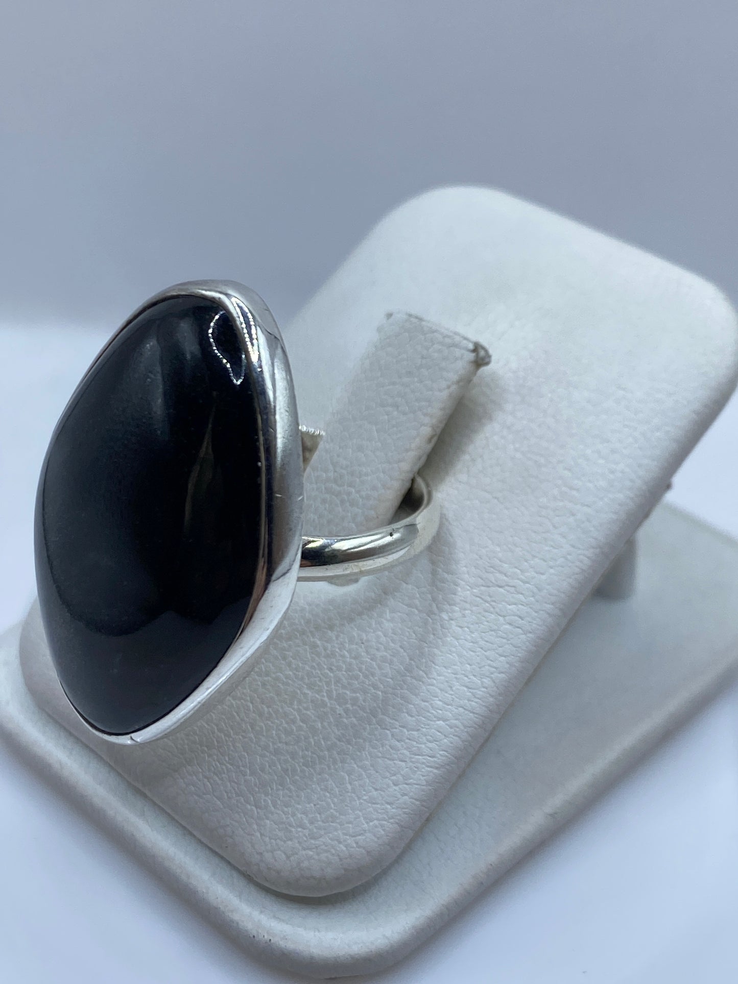 Detalle del engaste del onix negro en plata noble de Taxco