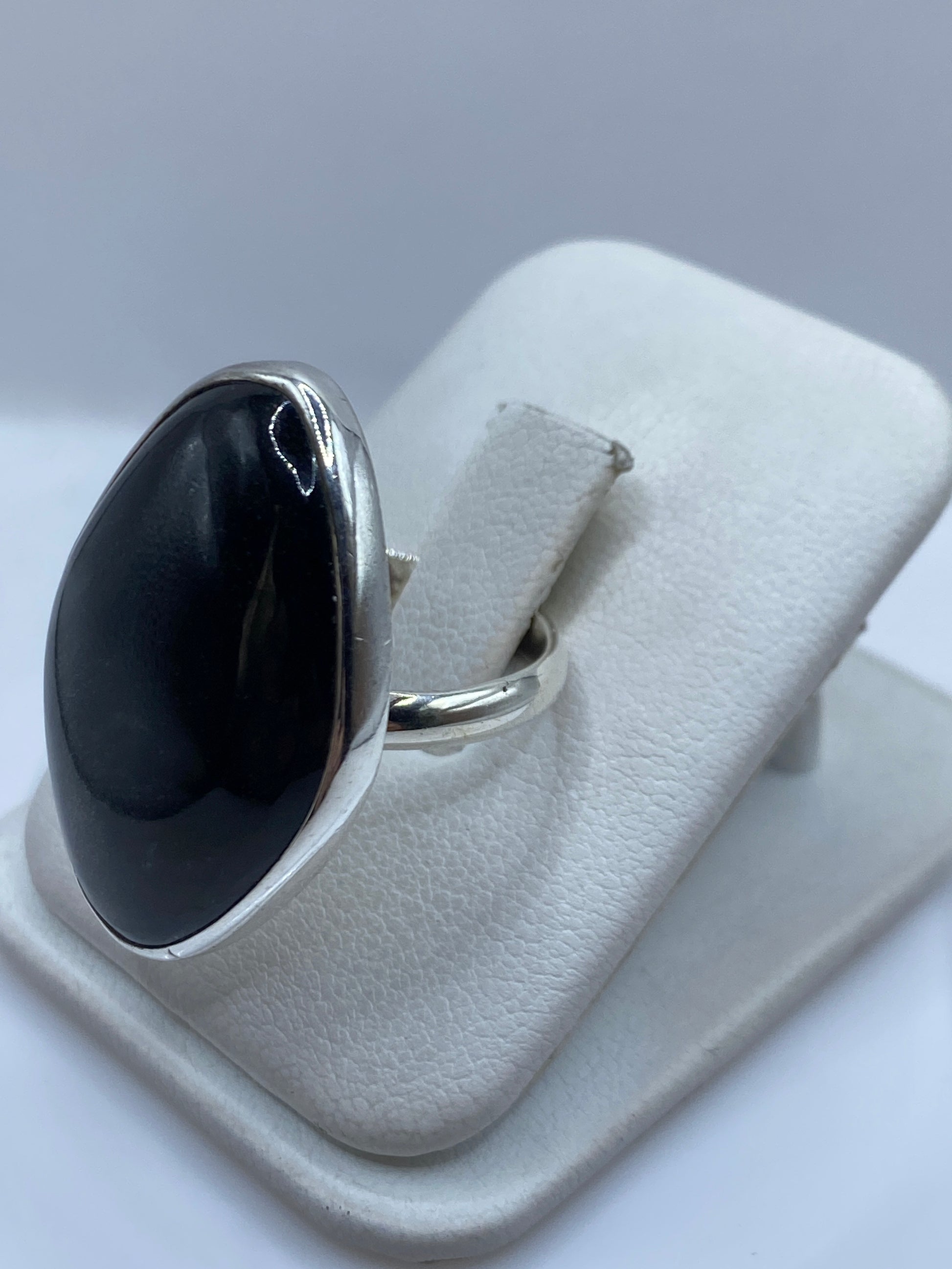 Detalle del engaste del onix negro en plata noble de Taxco