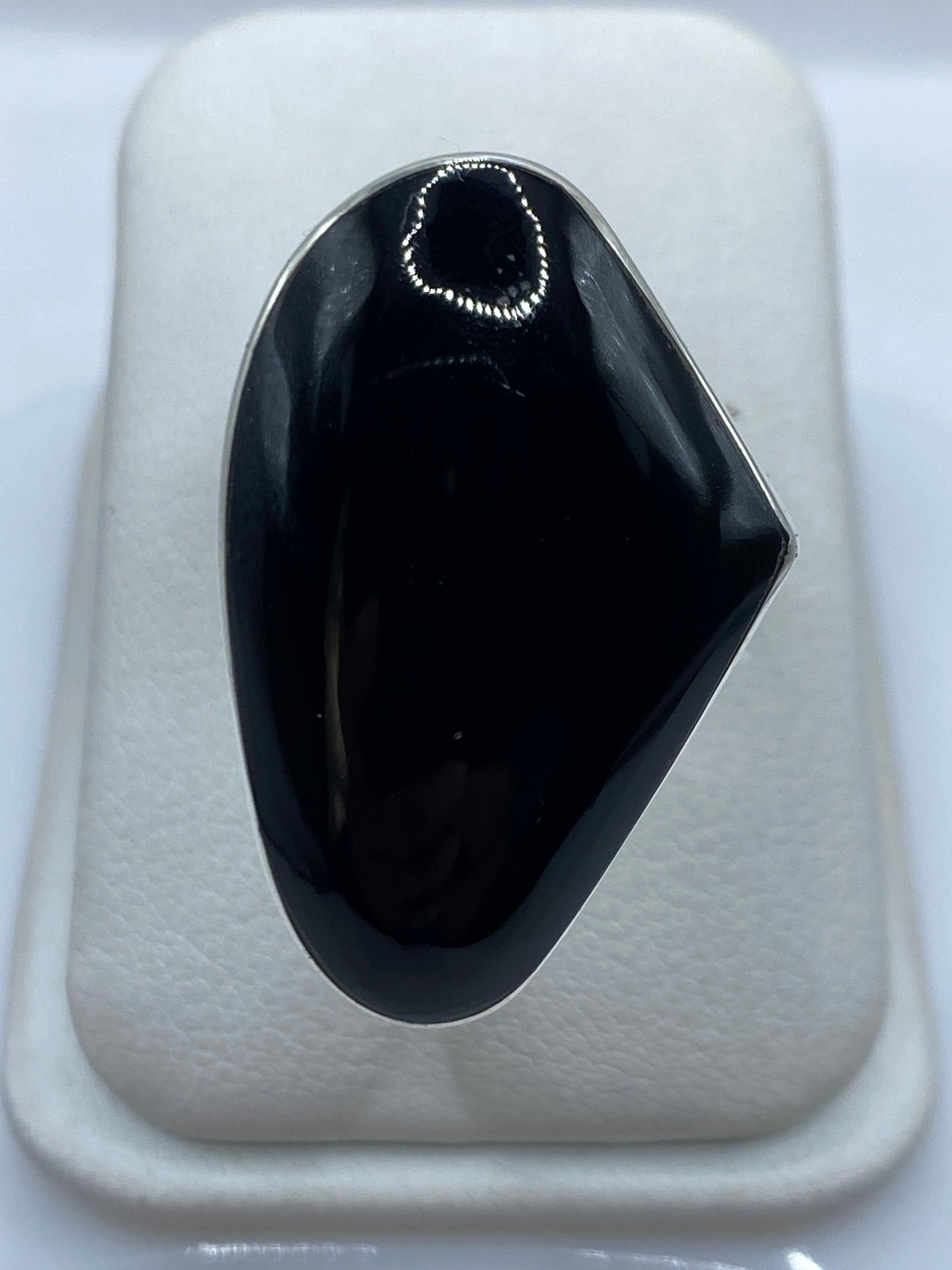 Anillo ajustable de plata .950 con ónix negro pulido sobre blanco