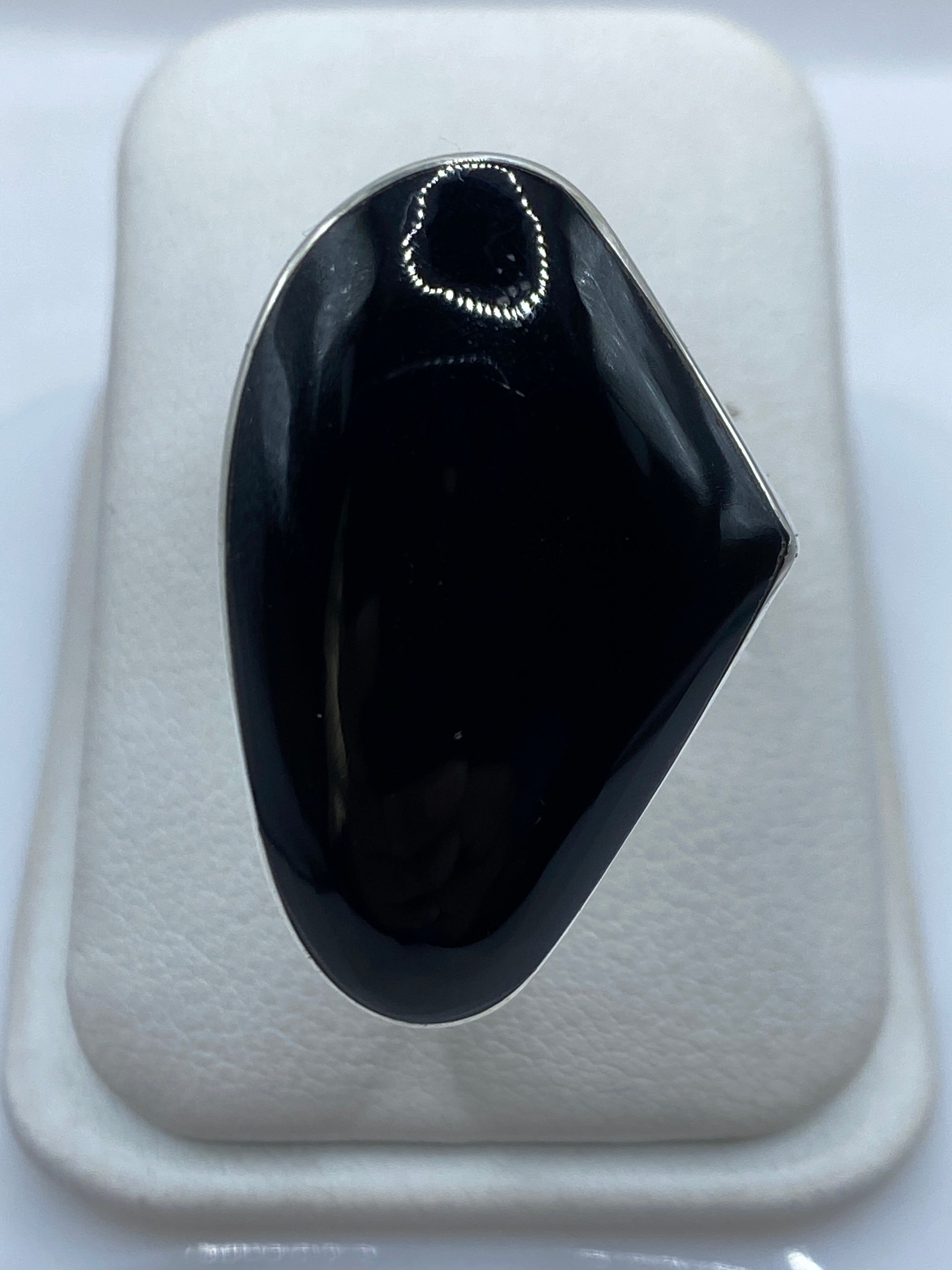 Anillo ajustable de plata .950 con ónix negro pulido sobre blanco