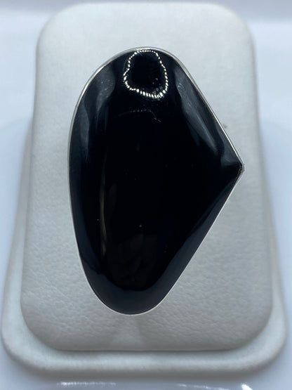 Anillo ajustable de plata .950 con ónix negro pulido sobre blanco