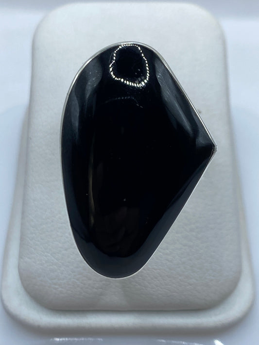 Anillo ajustable de plata .950 con ónix negro pulido sobre blanco