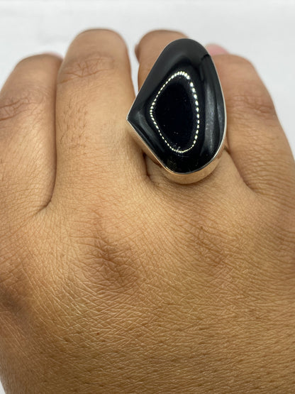 Anillo de plata con ónix visto desde arriba mostrando el sello .950