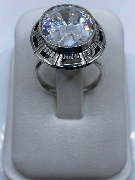Anillo de plata art déco con circonia cristalina oval, vista frontal en estuche blanco