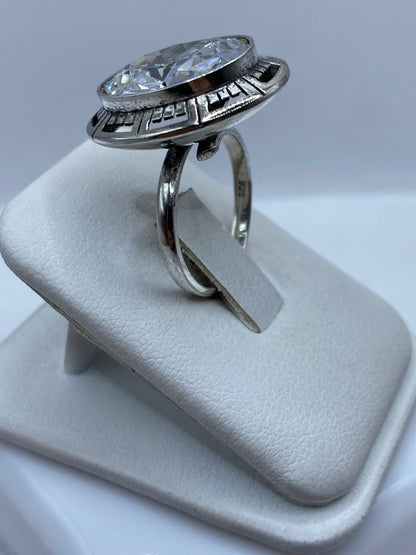 Anillo ajustable de plata .925 con engaste geométrico, vista lateral mostrando el diseño