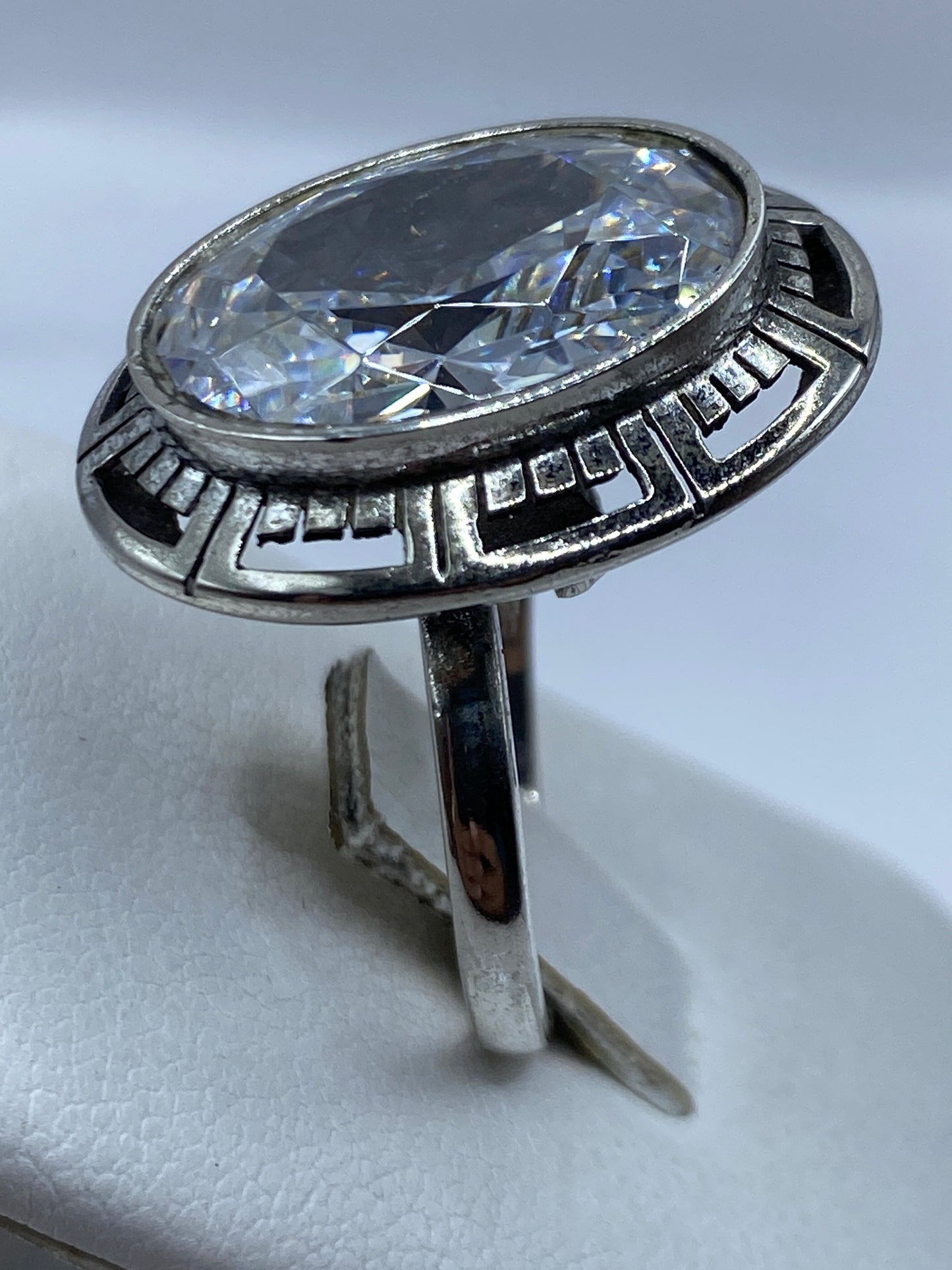 Detalle del frente del anillo art déco con circonia tallada brillante