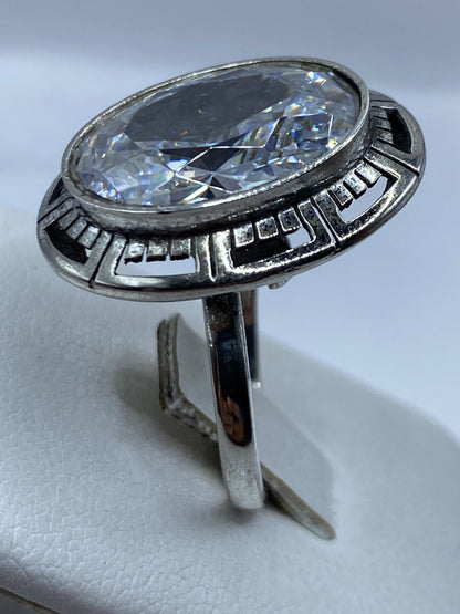 Detalle del frente del anillo art déco con circonia tallada brillante