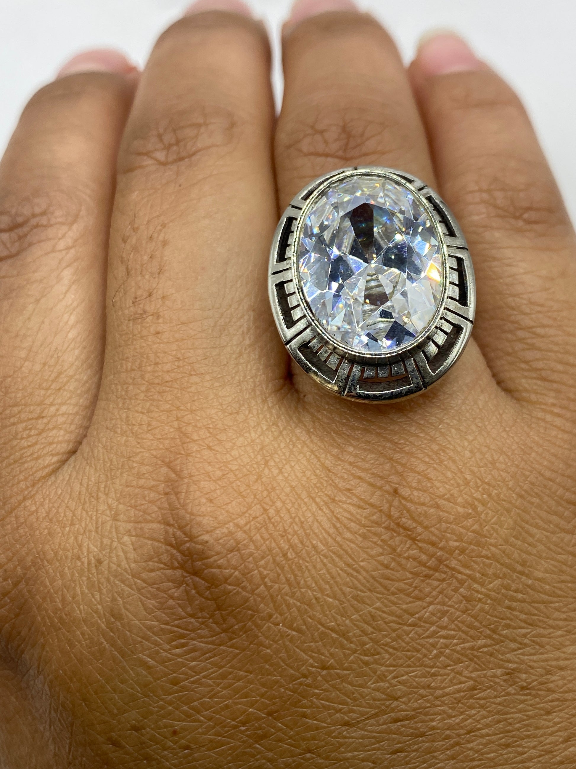 Anillo de plata sobre fondo gris mostrando el sello 925 MEXICO en la banda