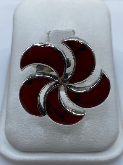 Anillo de plata con flor de cuatro pétalos de coral rojo natural en caja de presentación