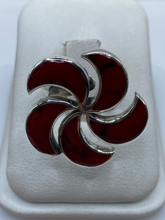 Anillo de plata con flor de cuatro pétalos de coral rojo natural en caja de presentación