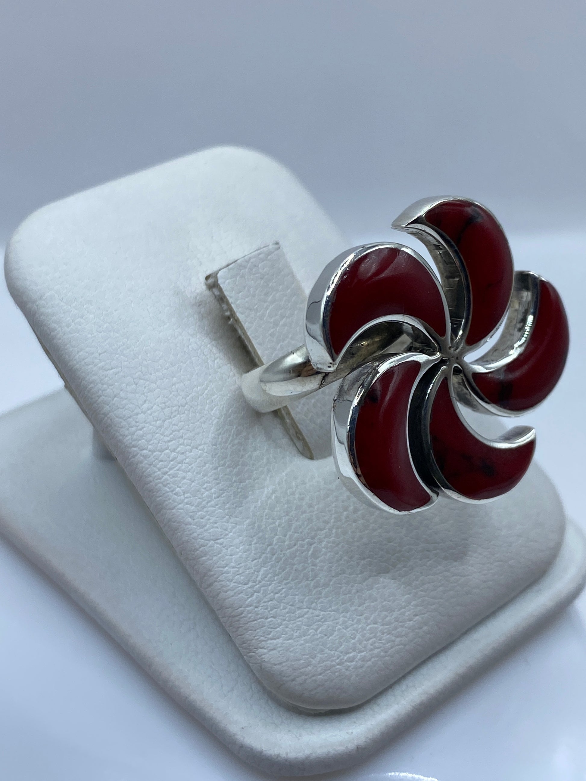 Vista lateral del anillo ajustable de plata .925 con coral rojo engastado