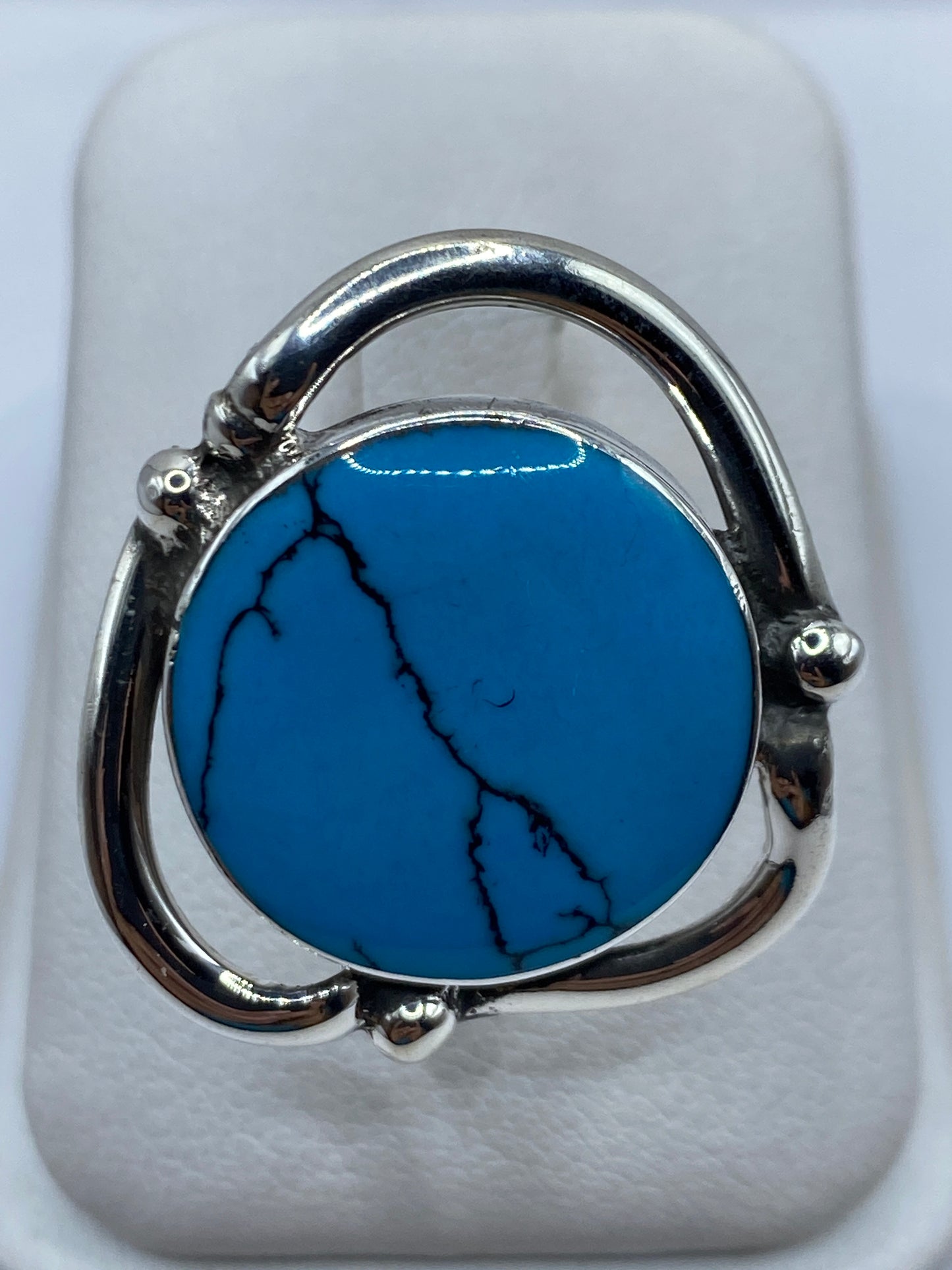 Anillo de plata .950 con turquesa azul cielo en marco orgánico, anillo ajustable