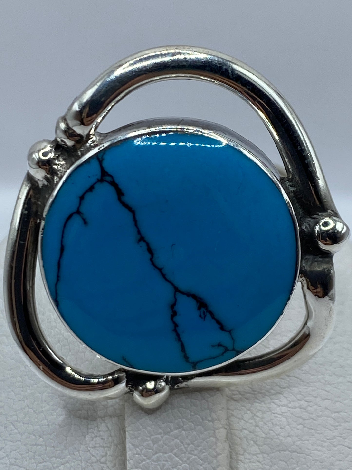 Anillo turquesa ajustable puesto en mano, detalle de vetas naturales de la piedra
