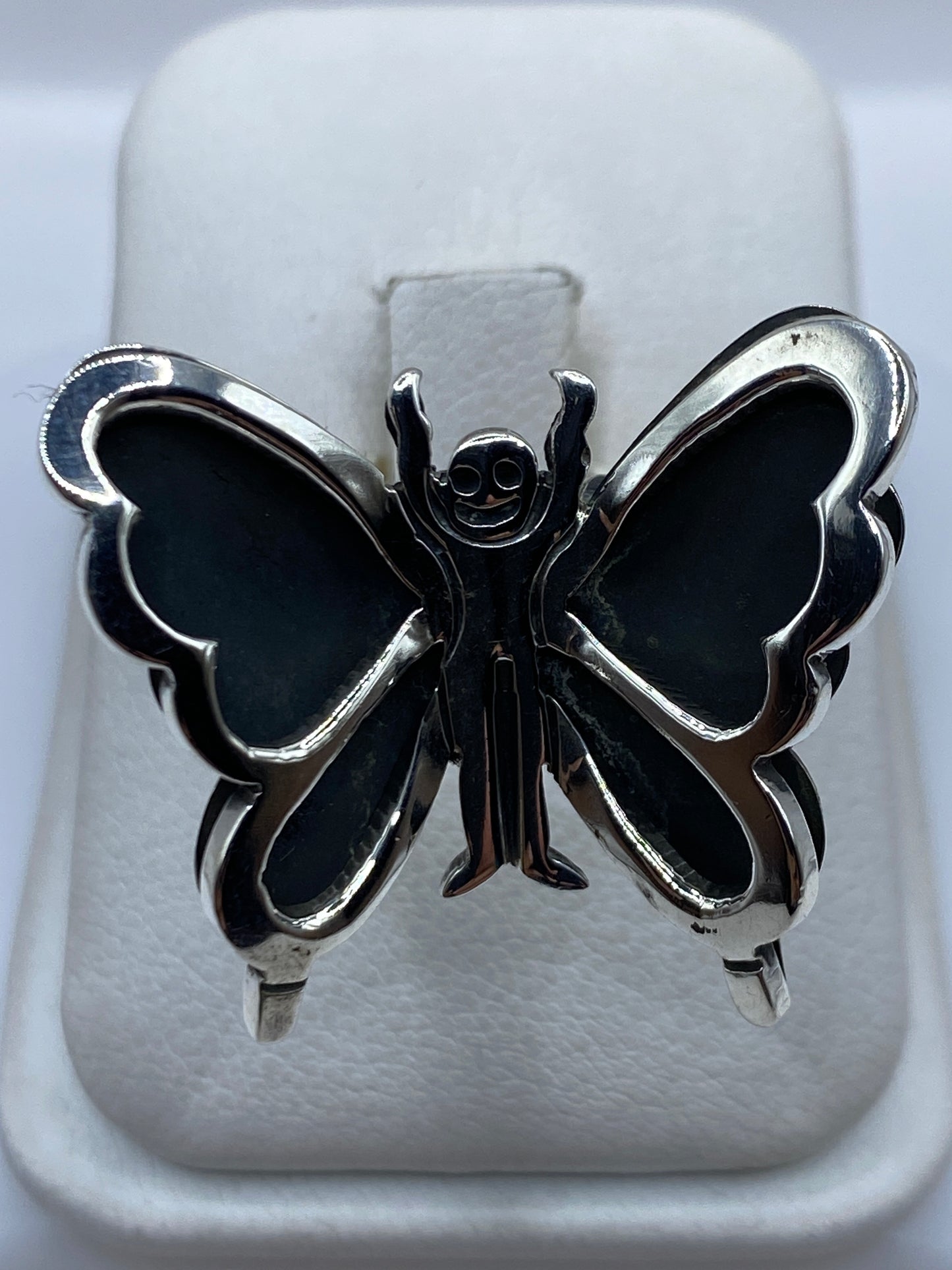 Anillo de plata mariposa con alas abiertas visto de frente en fondo blanco