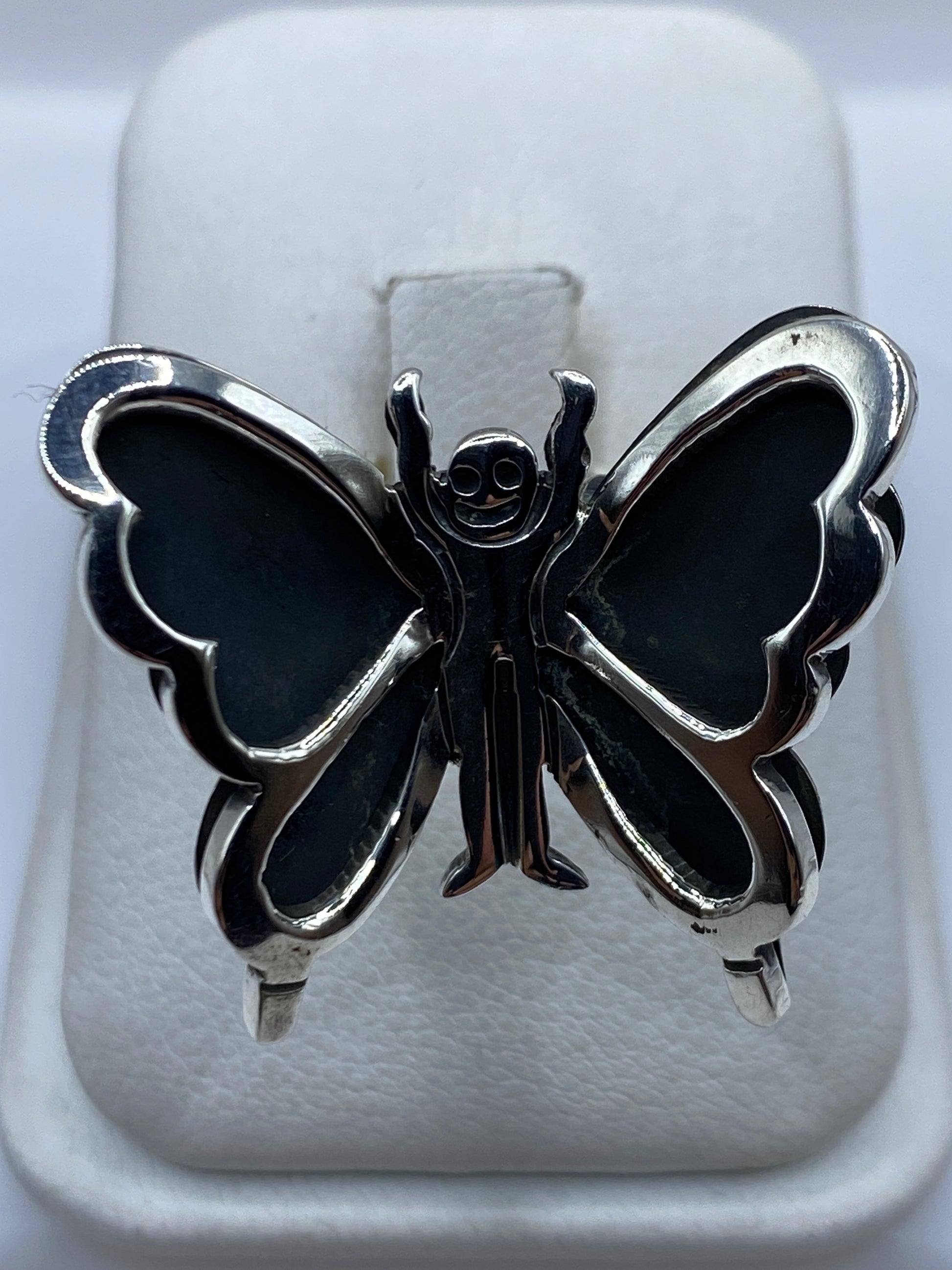 Anillo de plata mariposa con alas abiertas visto de frente en fondo blanco