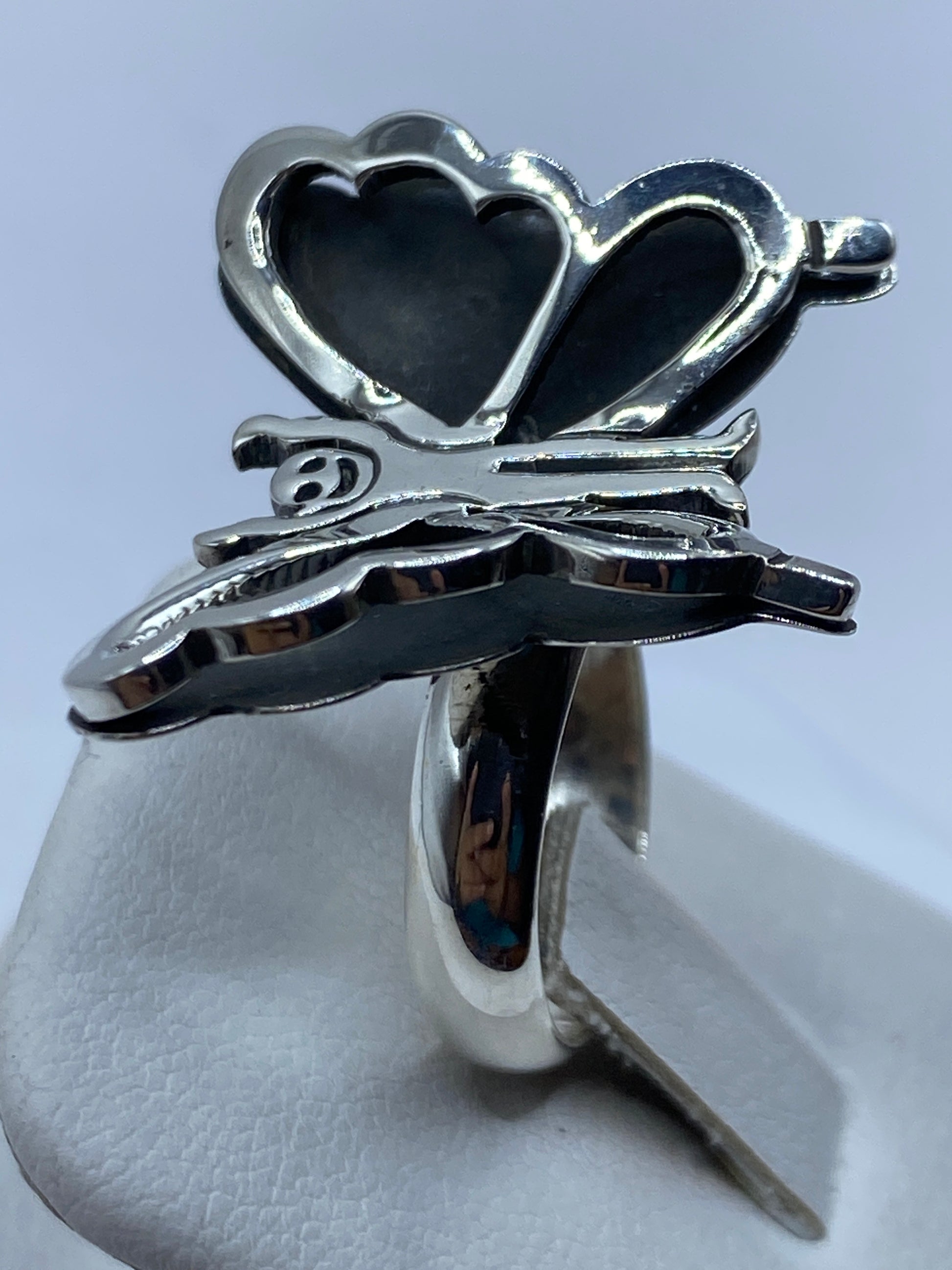 Detalle del grabado 925 en la banda interior del anillo de mariposa