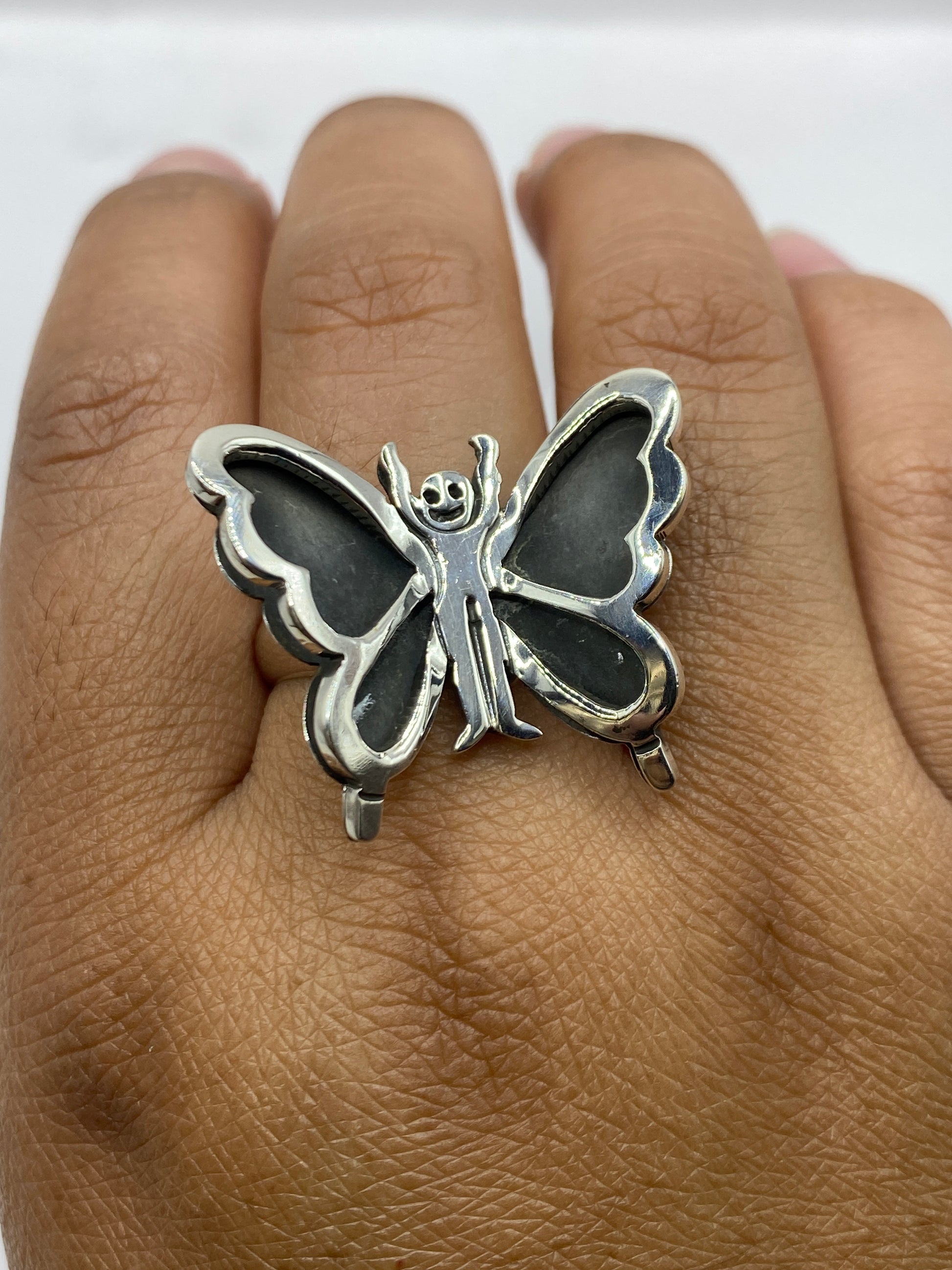Anillo de mariposa de plata .925 artesanal visto desde arriba mostrando los detalles del cuerpo central