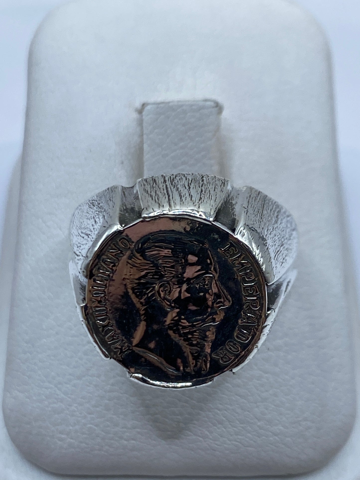 Anillo de plata .925 sello texturizado, vista frontal en la mano de un hombre