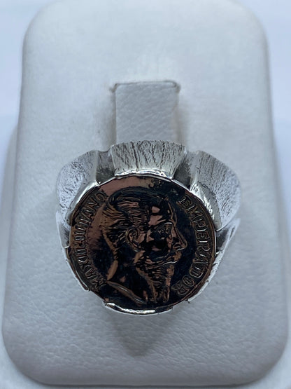 Anillo de plata .925 sello texturizado, vista frontal en la mano de un hombre