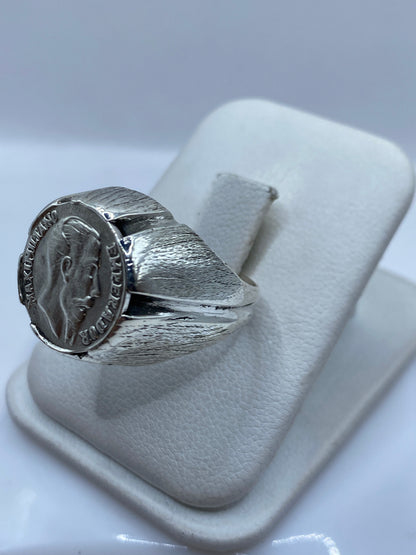 Detalle de la banda texturizada del anillo sello en plata maciza