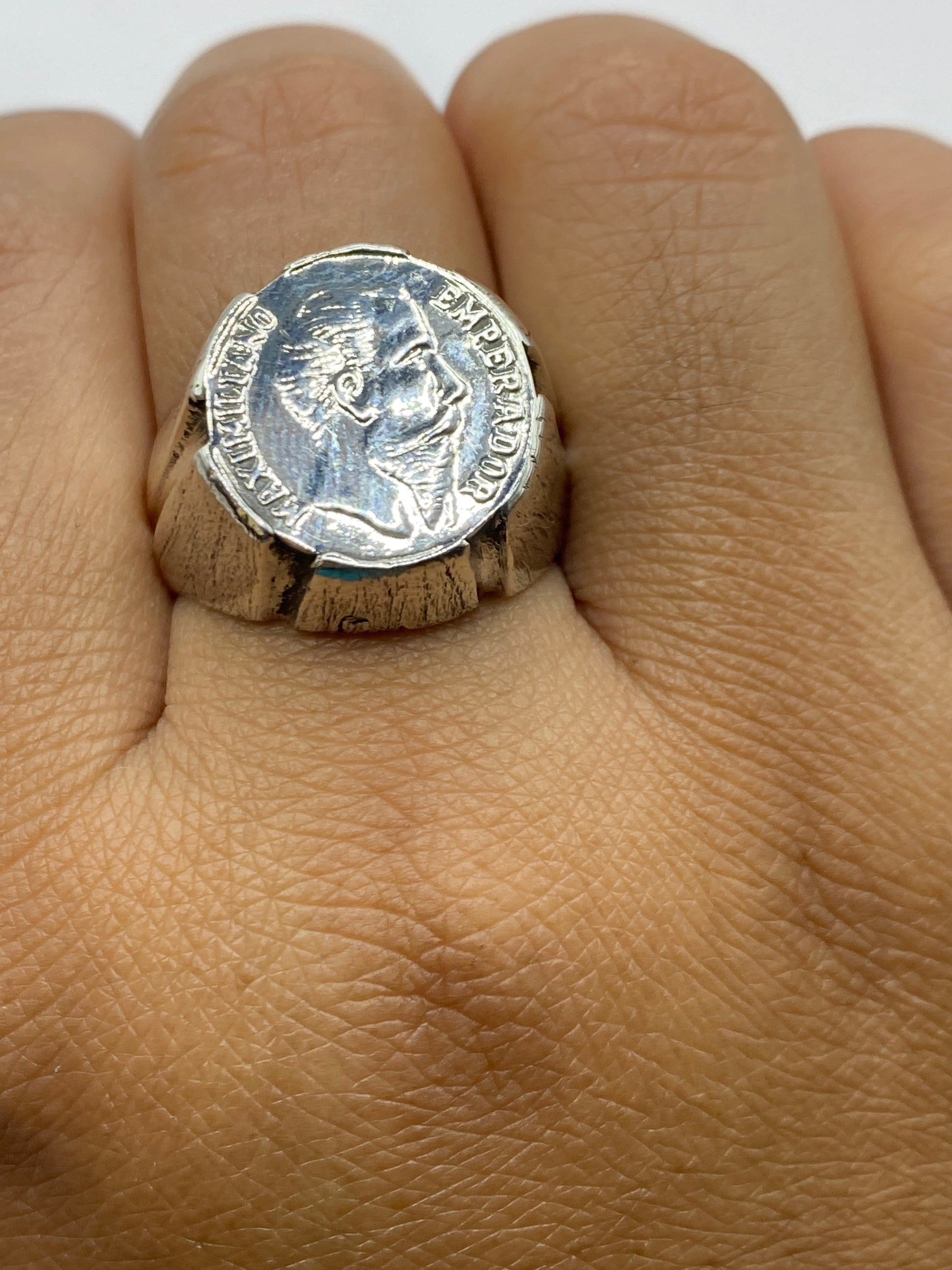 Anillo de plata peso 11.5 g sobre fondo neutro mostrando sustancia