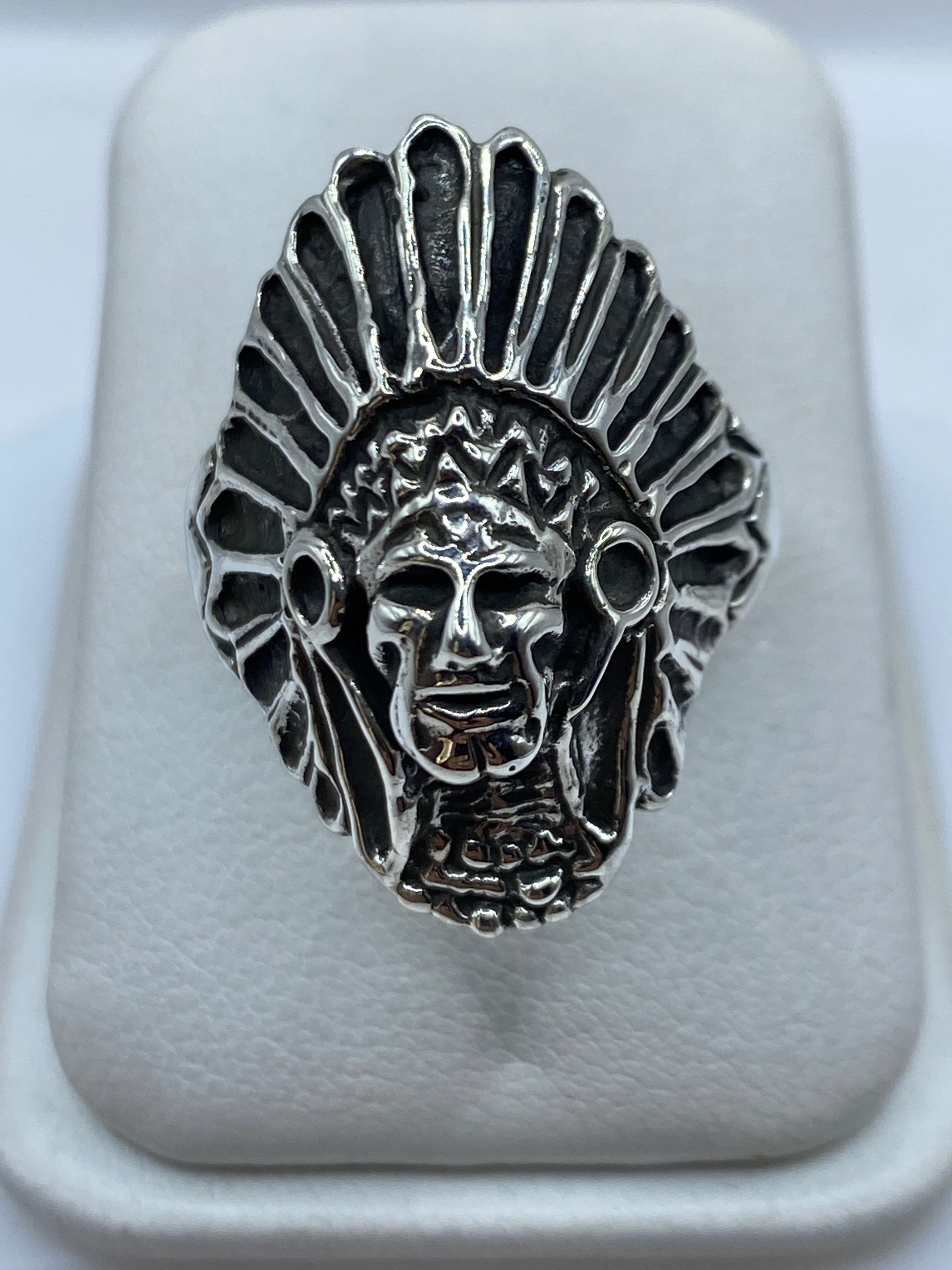 Anillo de plata .950 con tocado de plumas prehispánico tallado en Taxco