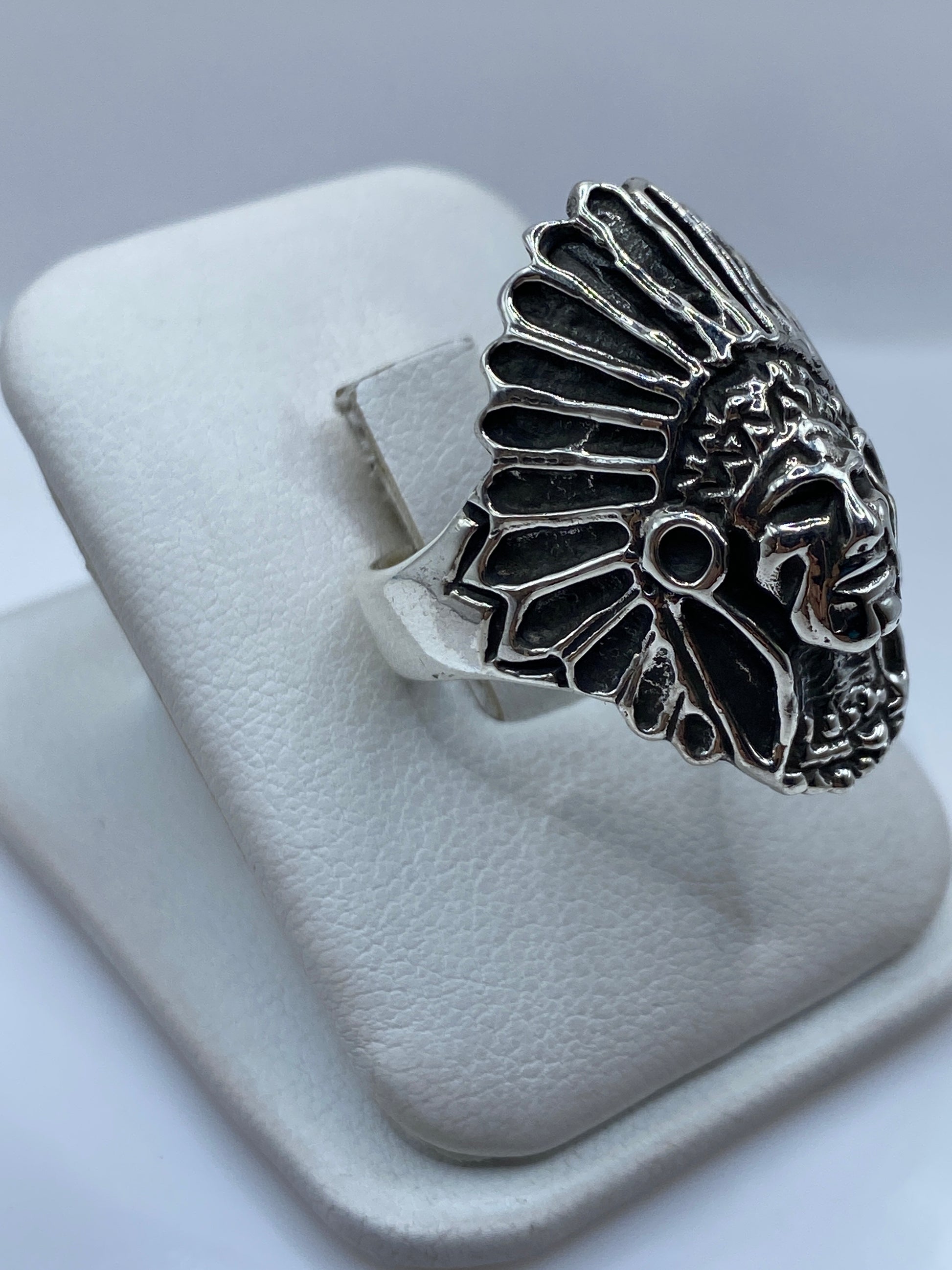 Vista frontal del guerrero azteca en anillo de plata, frente 32 x 24 mm