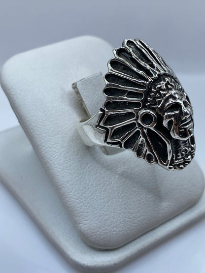 Vista frontal del guerrero azteca en anillo de plata, frente 32 x 24 mm