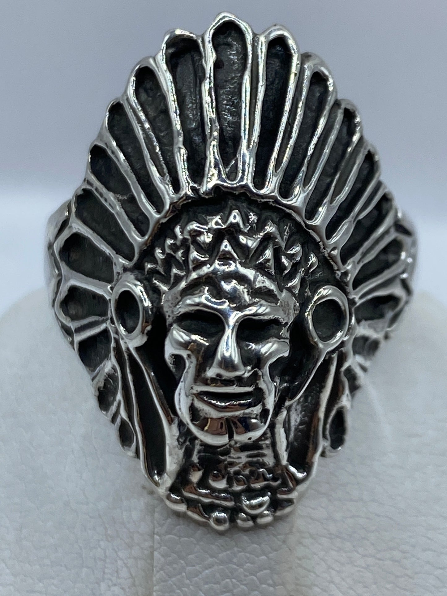 Detalle lateral del anillo mostrando banda escalonada y sello .950