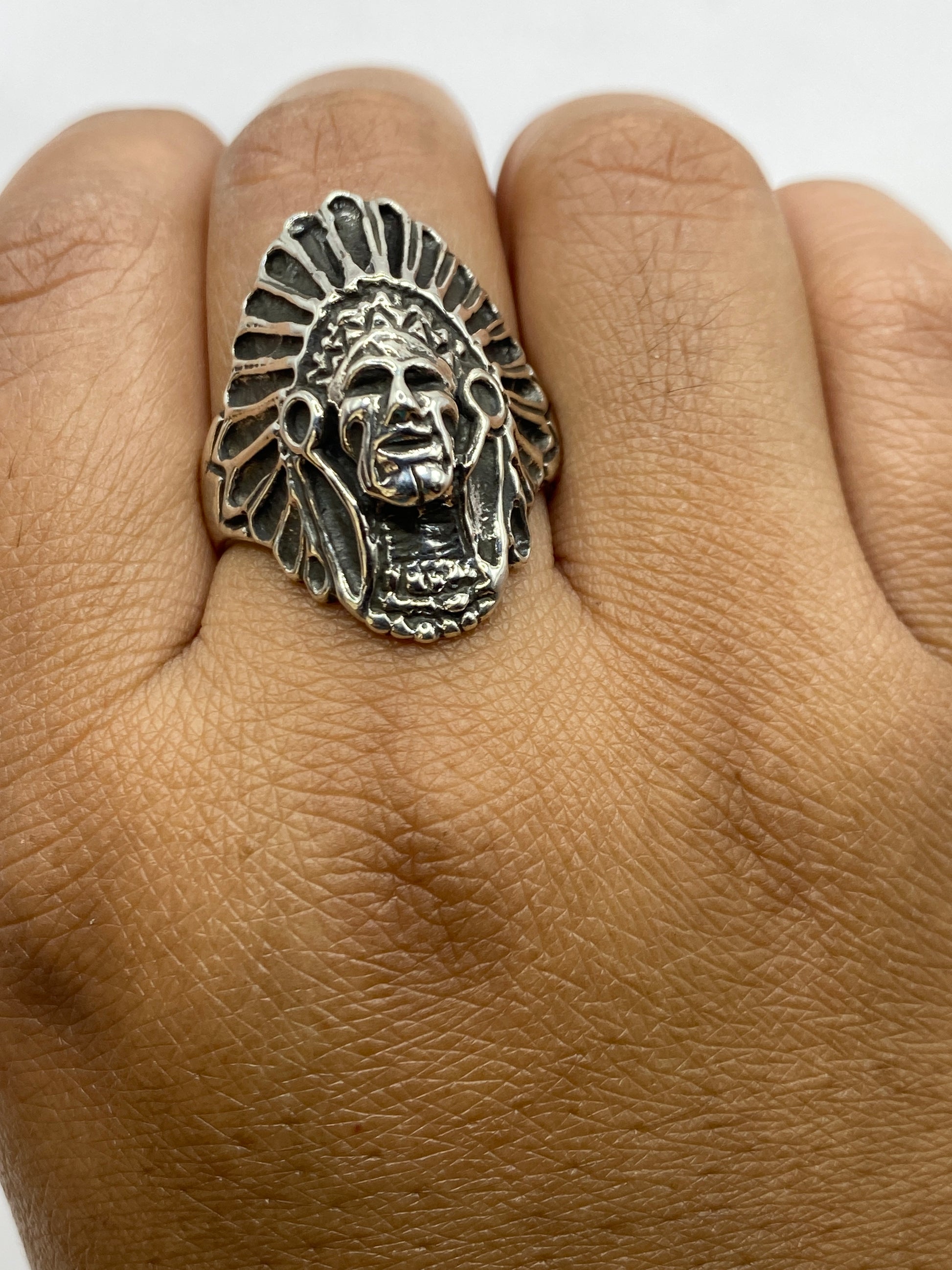 Anillo en dedo masculino mostrando presencia y peso de la plata