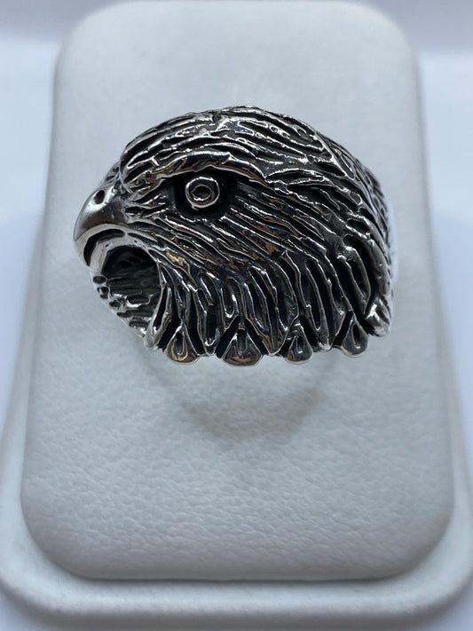 Anillo de plata .950 con cabeza de águila tallada, vista frontal sobre dedo de modelo
