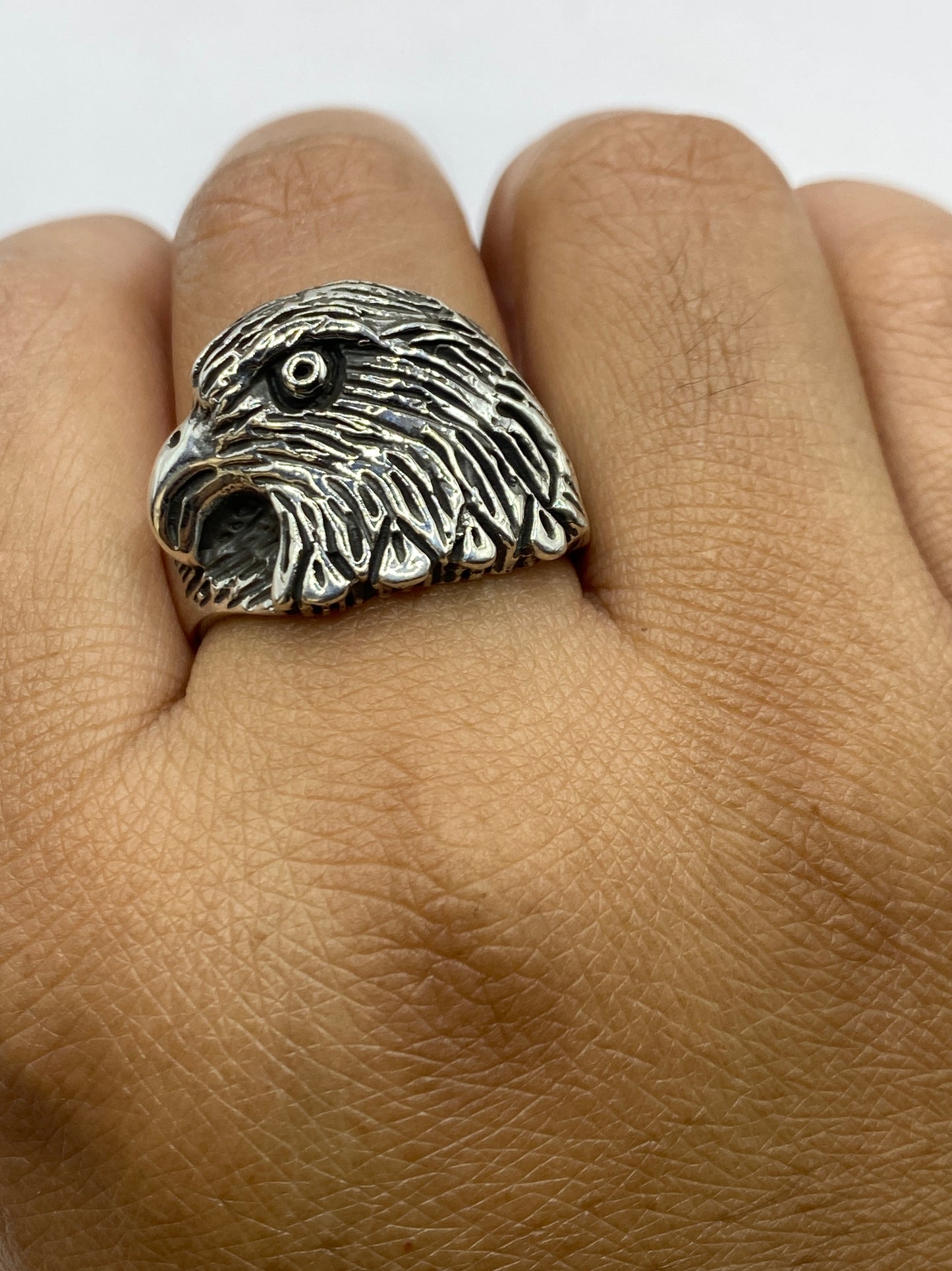 Anillo en balanza de precisión pesando 15.9 gramos de plata pura de Taxco