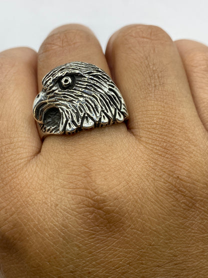 Anillo en balanza de precisión pesando 15.9 gramos de plata pura de Taxco