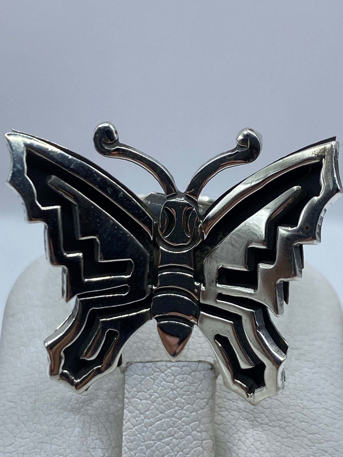 Detalle lateral del anillo mariposa mostrando profundidad y oxidación selectiva en recovecos