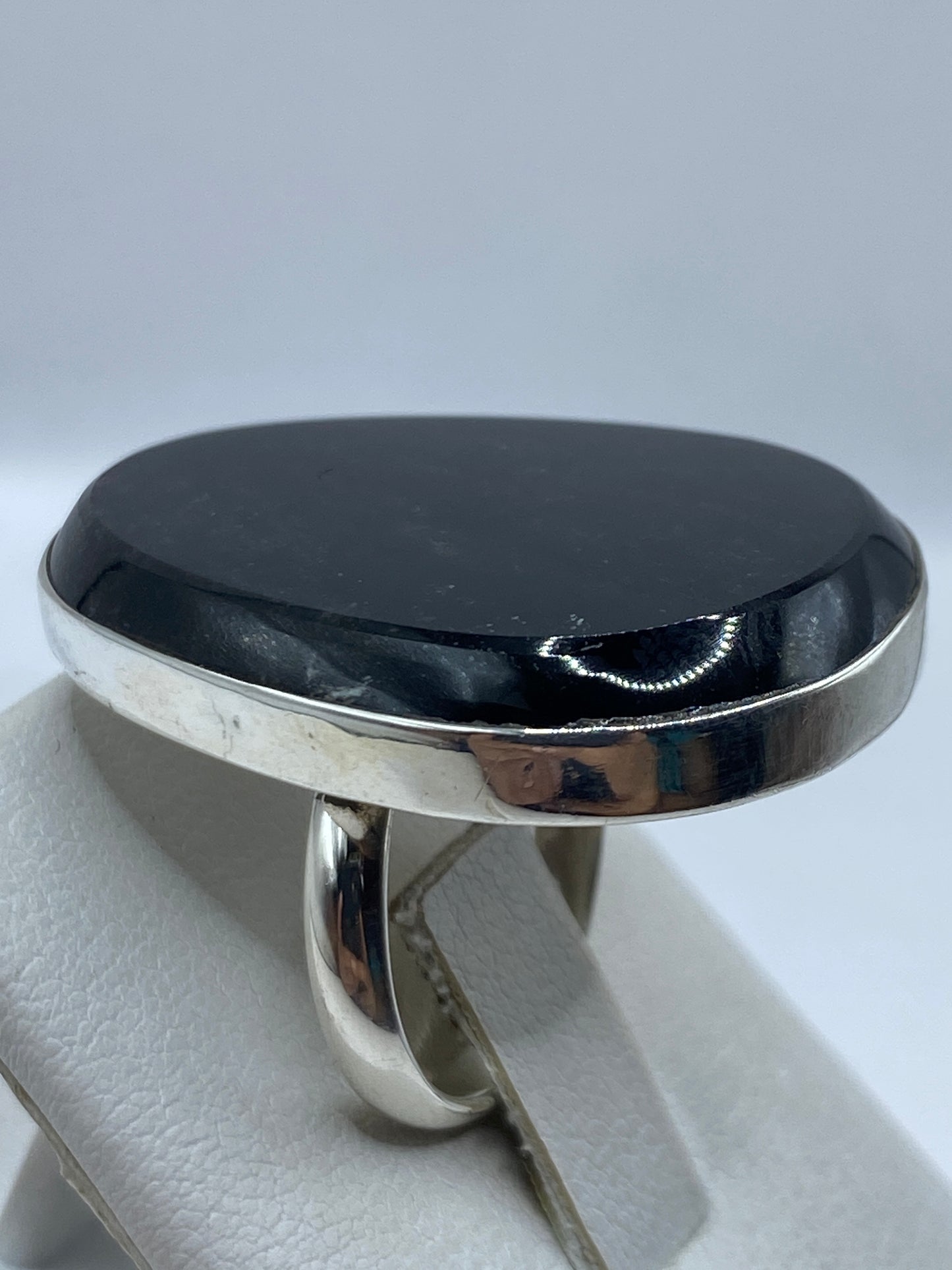 Detalle del sello .950 MEXICO grabado en la banda interior del anillo
