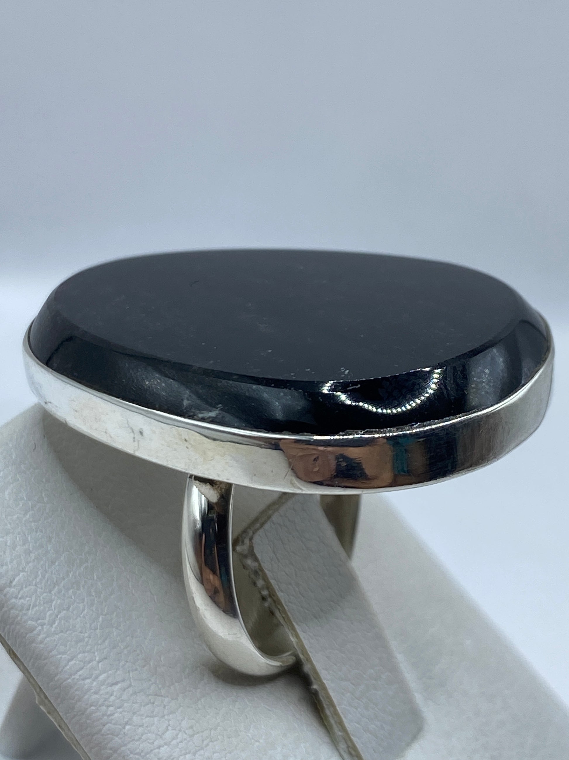Detalle del sello .950 MEXICO grabado en la banda interior del anillo