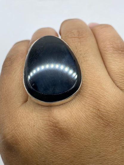 Anillo ajustable pesado en plata sobre escala de precisión mostrando 14.9 gramos