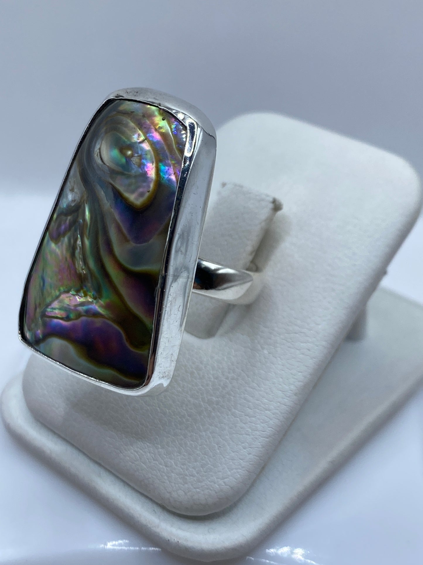 Vista lateral del anillo de plata .925 con engaste de piedra iridiscente natural