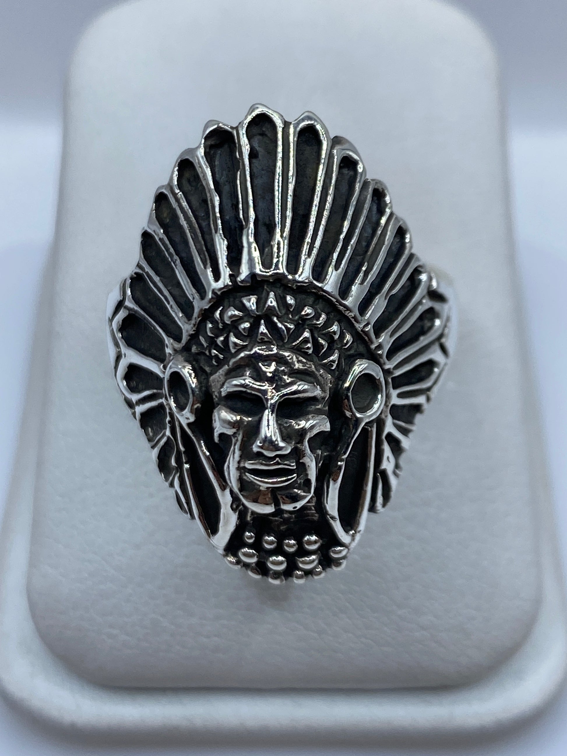 Anillo de plata .950 con rostro de guerrero azteca y tocado radiante, vista frontal